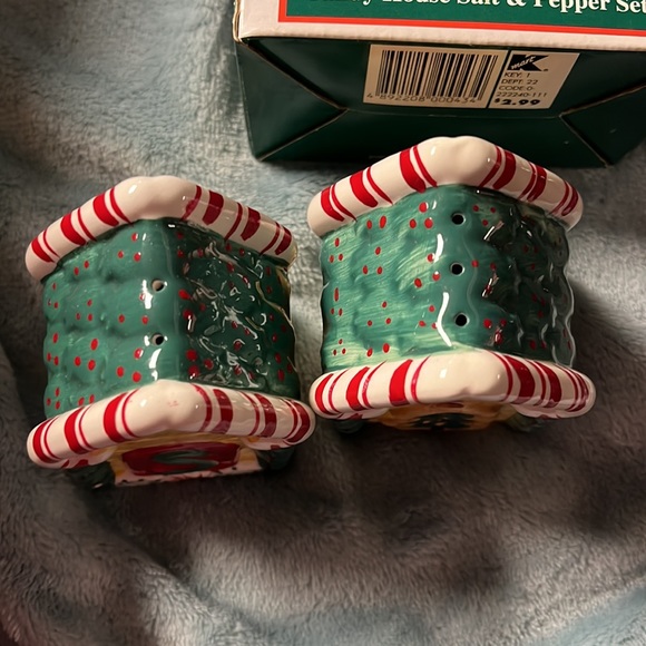 Vintage candy house salt and pepper shaker set - Picture 3 of 4